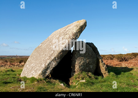 Mulfra Quoit an ancient burial chamber high on the moorland above Penzance in Cornwall, UK Stock Photo