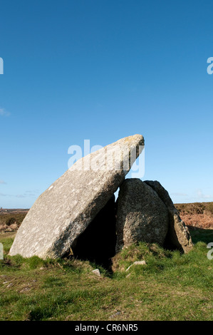 Mulfra Quoit an ancient burial chamber high on the moorland above Penzance in Cornwall, UK Stock Photo