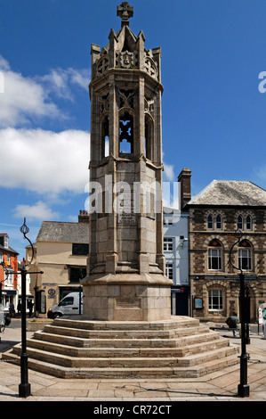 Monument in honour of the fallen of the First and Second World Wars, built 1921, Market Square, Launceston, Cornwall, England Stock Photo