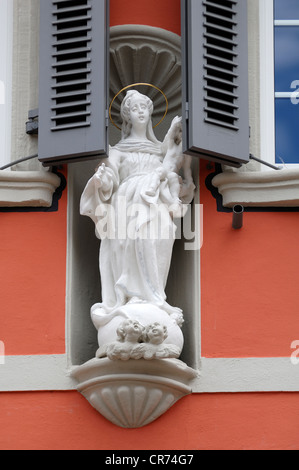 Virgin Mary with Child in a niche on a house wall, Am Marktplatz, Endingen, Baden-Wuerttemberg, Germany, Europe Stock Photo
