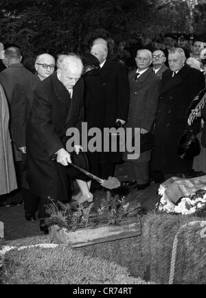 Doenitz, Karl, 16.9.1891 - 24. 12.1980, German admiral, at the funeral of Erich Raeder, Kiel, 11.11.1960, , Stock Photo