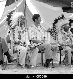 Charles, * 14.11.1948, Prince of Wales since 26.7.1958, full length, with chieftains of the Blackfoot Indians during anniversary of Treaty 7, Canada, 1977, Stock Photo