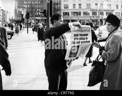 Adenauer, Konrad, 5.1.1876 - 19.4.1967, German politician (CDU), his death, newspaperman with the death notice in the Berliner Morgenpost, Kurfürstendamm, Berlin, West-Germany, 19.4.1967, Stock Photo