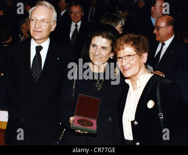 Rabin, Leah, 8.4.1928 - 12.11.2000, Israeli politician, award of the Buber-Rosenzweig-Medal, Prinzregententheater, Munich, 13.3.1998, with President of the Federal Diet Rita Suessmuth and the Bavarian Prime Minister Edmund Stoiber, Stock Photo