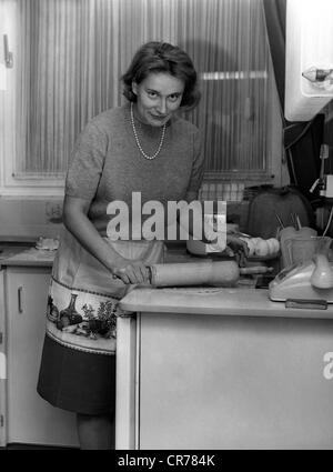 Prussia, Kira Princess of, 27.6.1943 - 10.1.2004, in her appartement, baking in her kitchen. 1966, Stock Photo