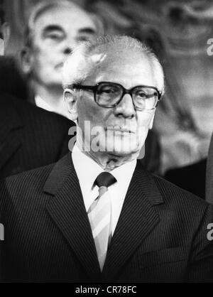 Honecker, Erich, 25.8.1912 - 29.5.1994, German politician (SED), full length, Chairman of the East German Council of State 29.10.1976 - 24.10.1989, visiting West Germany, receiption in Bonn, 9.9.1987, Stock Photo
