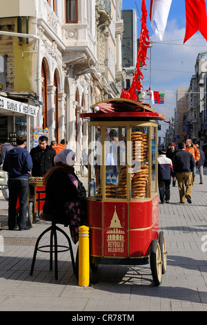 Turkey, Istanbul, Beyloglu, Taksim District, seller of simit (typical Turkish bread) in Istiklal Caddesi Street Stock Photo