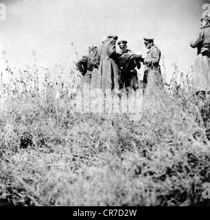 Kleist, Ewald von, 8.8.1881 - 16.10.1954, German general, in a group picture (centre), as commander-in-chief of 1st Panzer Army during Operation 'Barbarossa', Ukraine, summer 1941, briefing with German and Italian officers, Stock Photo