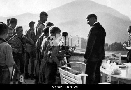 Hitler, Adolf, 20.4.1889 - 30.4.1945, German politician  (NSDAP), privacy, with Hitler Youth at Berghof, Obersalzberg, 1935, Stock Photo