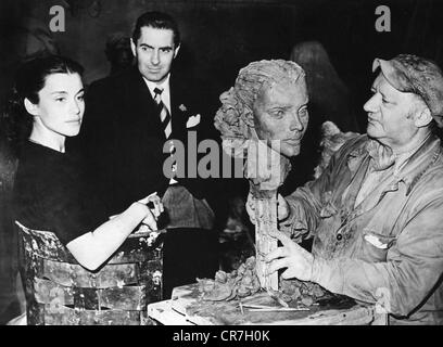 Christian, Linda, 13.11.1923 - 22.7.2011, Mexican actress, half length, sitting for a bust which is made by sculptor Jacob Epstein, 9.4.1949, in the background actor Tyrone Power, Stock Photo
