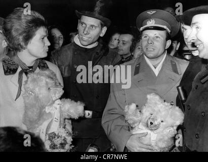 Gagarin, Yuri, 9.3.1934 - 27.3.1968, Soviet spaceman,  (cosmonaut), half length, with Valentina Tereshkova, arrival at East Berlin, East-Germany, October 1963, Stock Photo