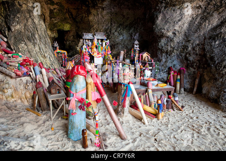 Thailand, Krabi Province, Railay, the Hat Phra Nang Beach, Tham Phra Nang (cave of the Princess) sculpted phallus dedicating to Stock Photo