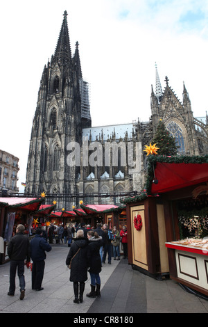 Christmas market at Cologne Cathedral, Cologne, North Rhine-Westphalia, Germany, Europe Stock Photo