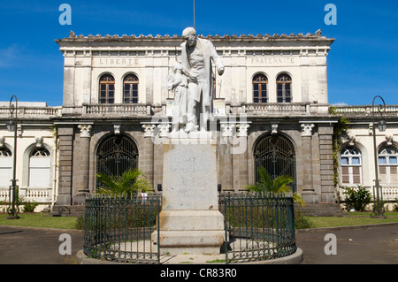 France, Martinique (French West Indies), Fort de France city, Palais de Justice and statue of Victor Schoelcher Stock Photo