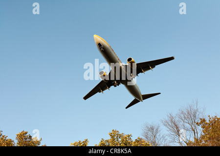 Boeing 737 landing, flying over autumnal trees, Duesseldorf Airport, North Rhine-Westphalia, Germany, Europe Stock Photo