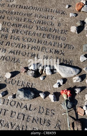 Memorial stone with an inscription in Russian on the site of the Jewish special camp, Buchenwald memorial, former concentration Stock Photo
