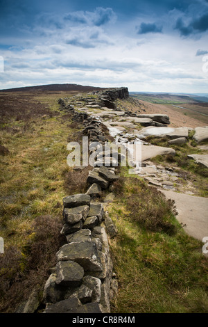 Stanage Edge in the Peak District. The longest gritstone edge in England. Near Hathersage, Derbyshire, UK Stock Photo