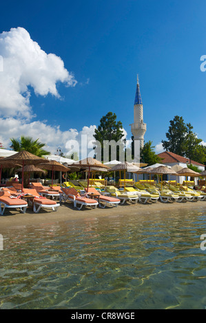 Deck chairs and parasols on the beach of Bitez in Bodrum, Turkish Aegean Coast, Turkey Stock Photo