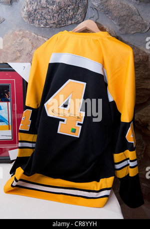 Former Boston Bruins player Bobby Orr (L) shakes hands with former  Philadelphia Flyers player Bobby Clarke before the 2010 Bridgestone NHL  Winter Classic between the Bruins and Flyers at Fenway Park in