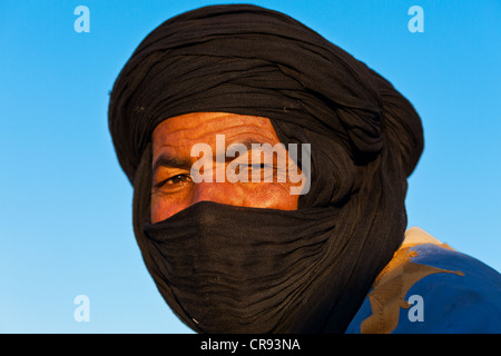 berber with traditional tagelmust, portrait, Morocco, Erg Chebbi ...