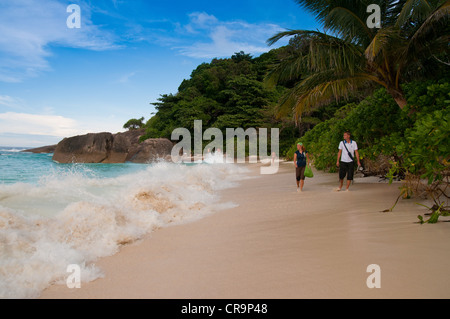 People walk Ko Miang Beach a second before huge wave hits them, Similan islands Stock Photo