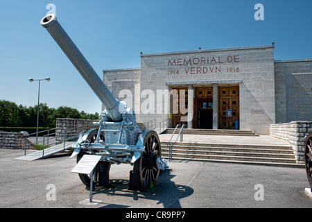 The French 155mm artillery piece displayed outside the front of the Musée, Mémorial de Verdun, Fleury, France Stock Photo