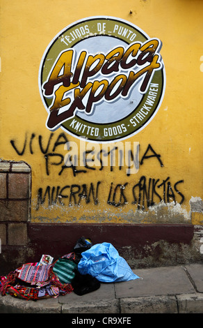Free Palestine Death to Zionists graffiti in Spanish on a yellow wall in a street in the tourist district in La Paz, Bolivia Stock Photo
