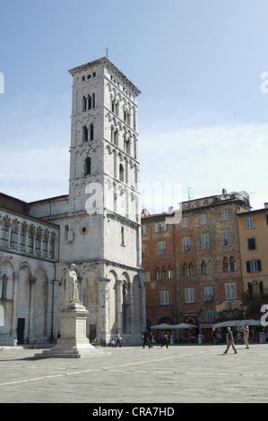 Piazza San Martino in Lucca with the bell tower of the Duomo of Cattedrale di San Martino Stock Photo