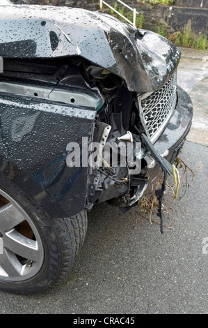 wrecked Range Rover 4x4 luxury vehicle after car crash Stock Photo