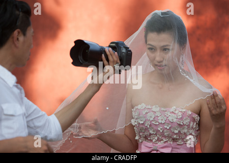 Wedding photography shoot at QianHai Lake, in Beijing, China, Monday 28th May 2012. Stock Photo
