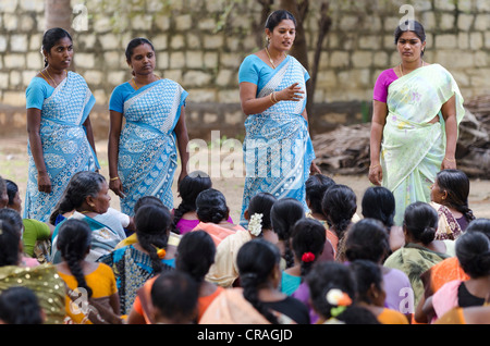 Meeting of a women's self-help group, social workers, Manmangalam, Patha Kalliyamman Temple near Karur, Tamil Nadu, South India Stock Photo