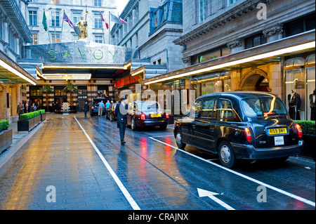 Black cabs, Savoy Hotel, London, England, United Kingdom, Europe Stock Photo