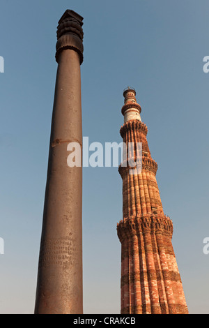 Iron pillar, one of the first metallurgical monuments and Qutb Minar minaret, UNESCO World Heritage Site, New Delhi, North India Stock Photo