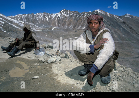 Road workers on the Khardung La, the highest drivable mountain pass in the world, Ladakh, Indian Himalayas, Jammu and Kashmir Stock Photo