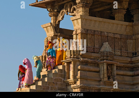 Women wearing saris leaving Kandariya Mahadev Temple, Khajuraho Group of Monuments, UNESCO World Heritage Site, Madhya Pradesh Stock Photo