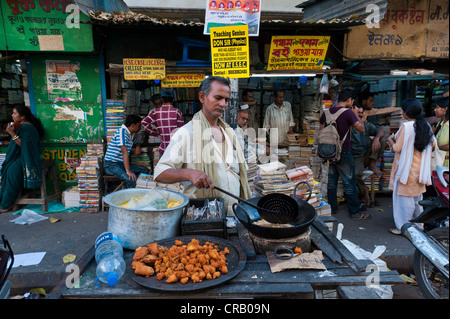 Street vendors and the book market, College Street, Kolkata, Calcutta, West Bengal, India Stock Photo