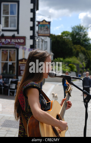 Olivia Fern, singer songwriter busking in Keswick Stock Photo