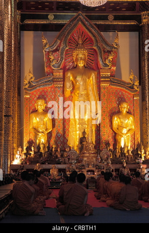 Monks at prayer in the temple of Wat Chedi Luang, Chiang Mai, Thailand, Asia Stock Photo