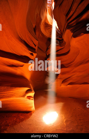 Beam of light, red sandstone of the Moenkopi formation, rock formations, colours and textures in the Upper Antelope Slot Canyon Stock Photo