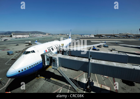 United Airlines Boeing 747, Star Alliance, at a gate of San Francisco International Airport, SFO, San Francisco, California, USA Stock Photo