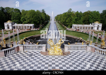 Castle gardens with Grand Cascade, Peterhof Palace, UNESCO World Heritage Site, Peterhof, St. Petersburg, Russia, Eurasia Stock Photo