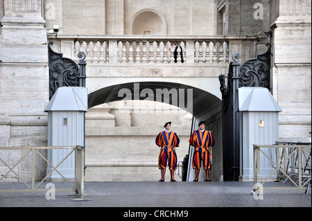 Swiss soldiers of the Swiss Guard at St. Peter's Basilica, Vatican, Rome, Lazio region, Italy, Europe Stock Photo