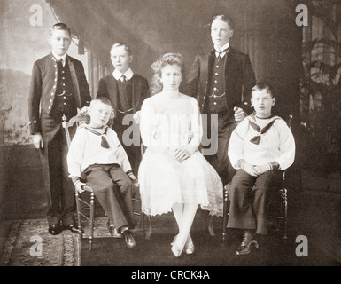 Children of King George V. Left to right, Princes Albert, John and  Henry, Princess Mary, Prince Edward of Wales, Prince George. Stock Photo