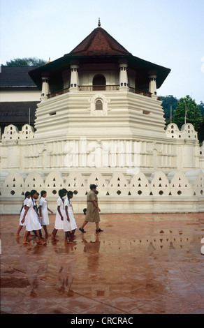 group of girls in front of a the Temple of the Sacred Tooth Relic in Kandy, Sri Lanka, Central Stock Photo