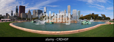 Buckingham Fountain and skyline, Chicago, Illinois, USA, America Stock Photo