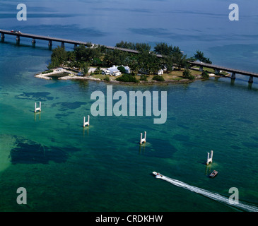 SEVEN MILE BRIDGE AND PIGEON KEY WITH NEW BRIDGE UNDER CONSTRUCTION; WATER COLOR DUE TO PLANT GROWTH, SAND AND ROCK DEPOSITS, FL Stock Photo