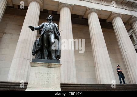 Statue of George Washington in front of the Federal Hall National Memorial, with a police officer, Wall Street Stock Photo
