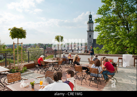 Restaurant, Weihenstephaner am Dom, with its terrace overlooking the historic town centre and the tower of the Parish Church of Stock Photo