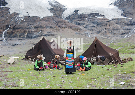 Tibetans, tents made of yak wool, camp on the Karo-La glacier, between Nanggartse and Gyantse, Himalaya Range, Central Tibet Stock Photo