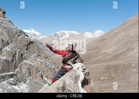 Tibetan Buddhist, pilgrim, ascend to the Dolma La Pass, pilgrimage route around the sacred Mount Kailash, writing on rock Stock Photo